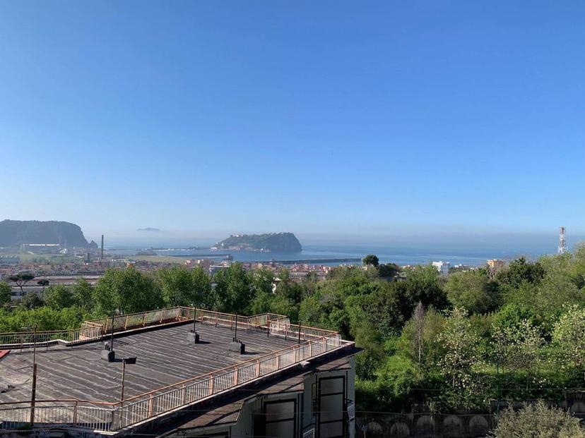 Quadrilocale da ristrutturare, terzo piano, Bagnoli, Napoli