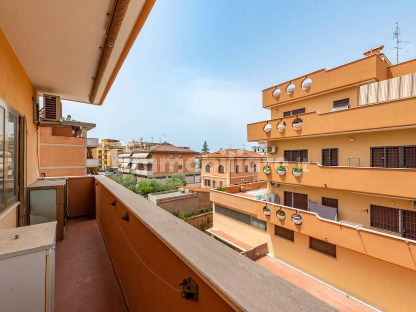 Trilocale via Fratelli Poggini 6, Giardinetti, Roma