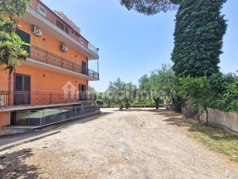 Trilocale via del Fontanile Tuscolano 88, Tor Vergata, Roma