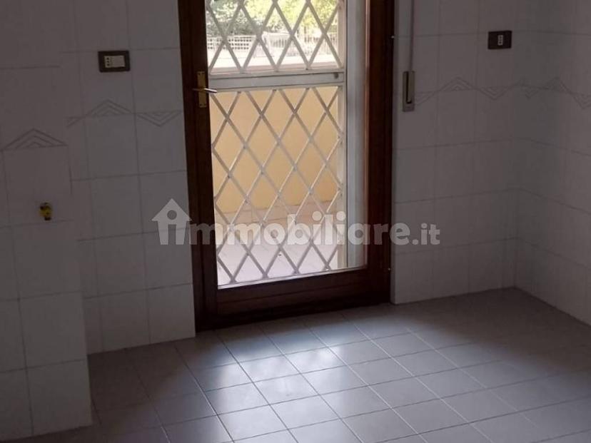 Trilocale viale della Grande Muraglia 98, Torrino, Roma