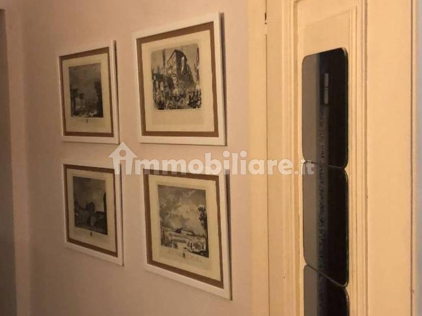 Bilocale via Lazzaro Palazzi 4, Porta Venezia, Milano